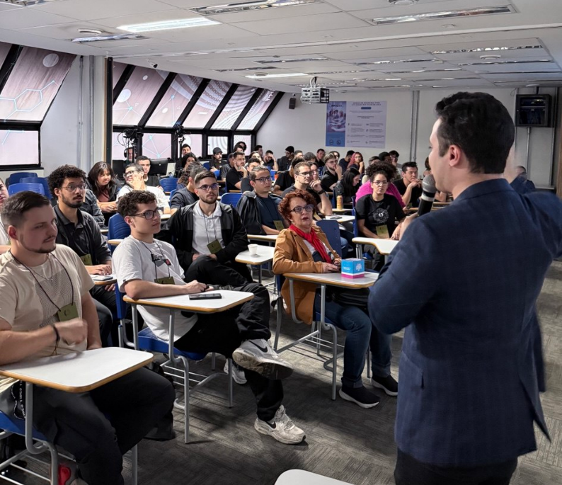 Palestra Foco em SEC com auditório lotado